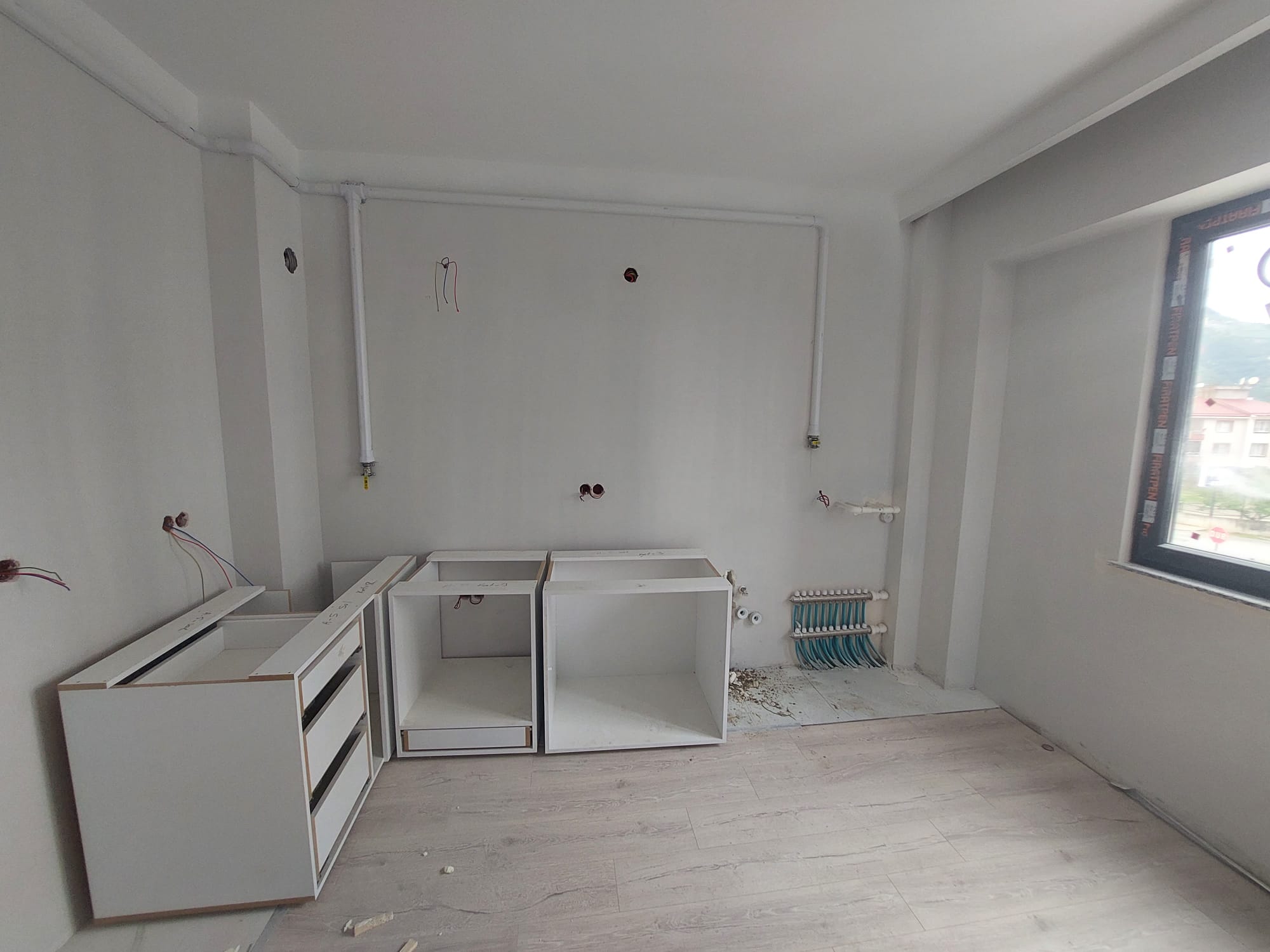 BUCAK MAHALLESİNDE EBEVEYN BANYOLU 3+1 LÜKS DAİRE